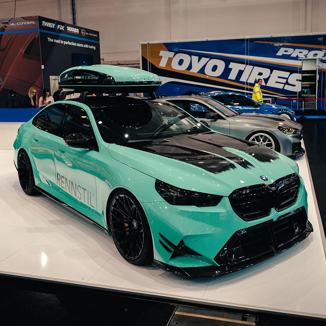 SOOQOO V2 BMW M5 G90 Vented Hood In Primer Finish Carbon — product view 4