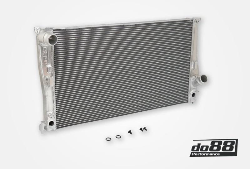 do88 07-13 BMW 135i/335i N54/N55 (E82/E88/E9X) Automatic Radiator.
