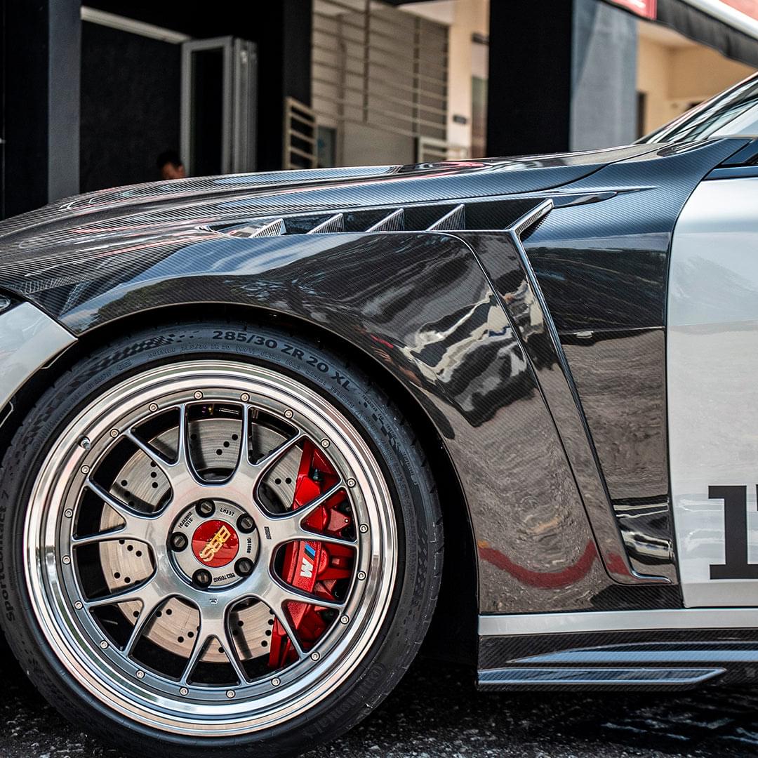 SOOQOO BMW M4 G82 Side Fenders In Prepreg Carbon Fiber — product view 2